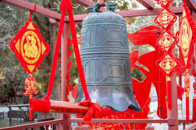 春节北京卧佛寺公园祈福铜钟