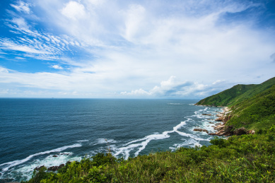 中国深圳大鹏西涌海岸线的风景