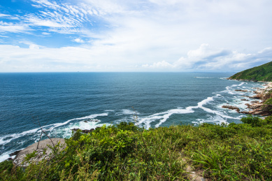 中国深圳大鹏西涌海岸线的风景