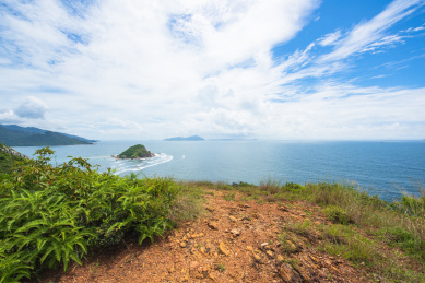 中国深圳大鹏西涌海岸线的风景
