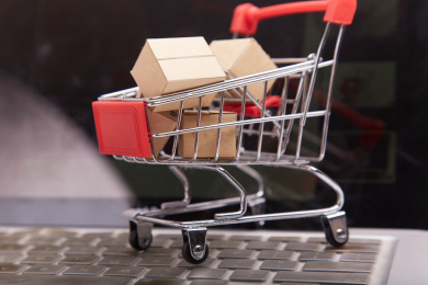 放在键盘上的小推车和快递盒模型