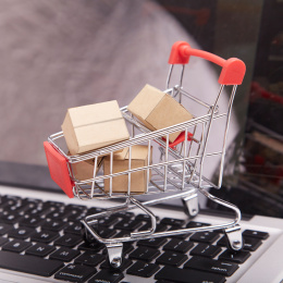 放在键盘上的小推车和快递盒模型