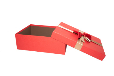 白色背景下一个红色与金色彩带交替的礼品礼物盒子