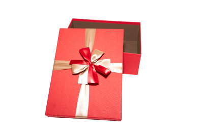 白色背景下一个红色与金色彩带交替的礼品礼物盒子