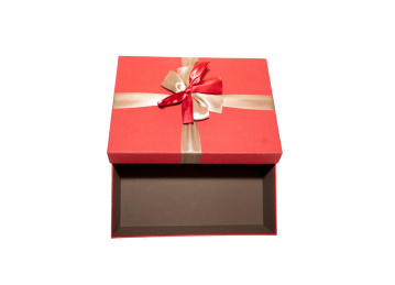 白色背景下一个红色与金色彩带交替的礼品礼物盒子