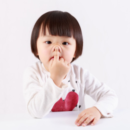 短发小女孩用手模仿小猪表情