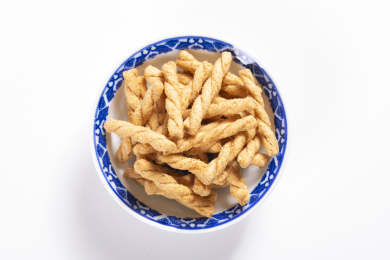 襄阳传统小吃小麻花摆放在碟子中