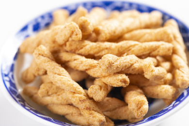 襄阳传统小吃小麻花摆放在碟子中