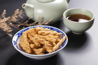 襄阳传统小吃小麻花摆放在碟子中