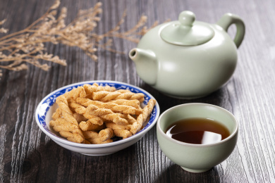 襄阳传统小吃小麻花摆放在碟子中