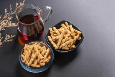 襄阳传统小吃小麻花摆放在碟子中