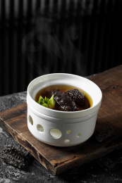 白色盅里的美味海参汤