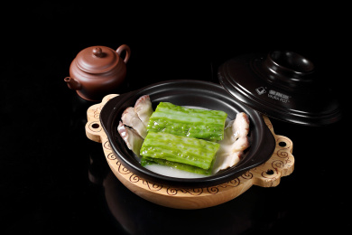 黑色砂锅里的苦瓜纤排骨煲