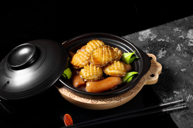 黑色砂锅里的红烧肉鲍鱼煲