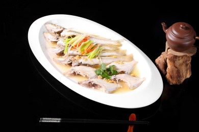 白色长圆盘里的黄豆清蒸小海鱼