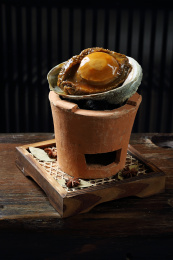 陶炉上的澳洲鲍鱼