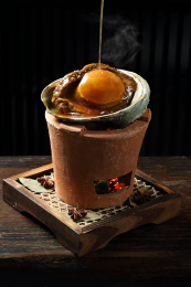 陶炉上的澳洲鲍鱼