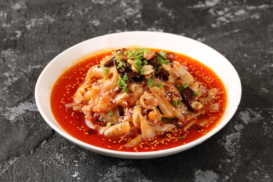 白色圆盘里的川菜凉菜红油凉拌鲜鸭肠