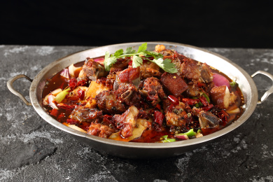 不锈钢锅里的美味干锅麻辣土豆排骨