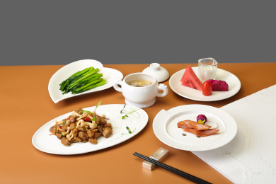 桌子的单人美味蟹味菇炒牛肉粒煎火腿套餐
