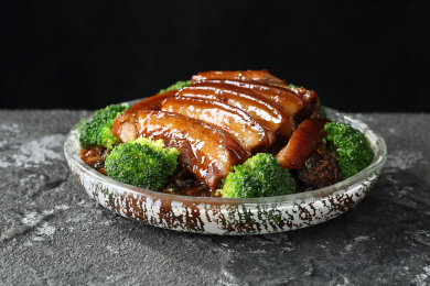 圆盘里的西兰花配梅菜扣肉