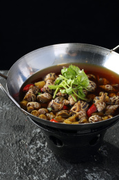 大铁锅里的麻辣卤香味小花螺