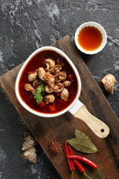 瓢形碗里的麻辣卤香味小花螺