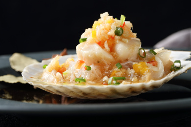 黑色盘子里的蒜蓉粉丝扇贝