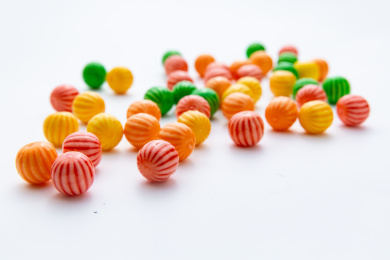 白色底上的彩色西瓜泡泡糖静物