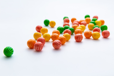 白色底上的彩色西瓜泡泡糖静物