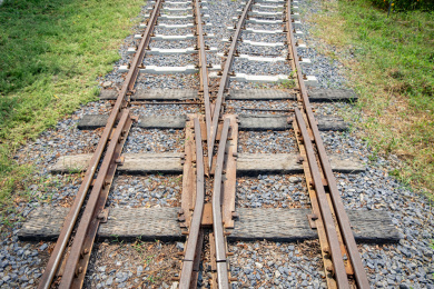 火车轨道拐弯时的两条轨道交叉并轨结构