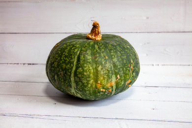 新鲜绿色蔬菜一个大南瓜特写,木纹背景