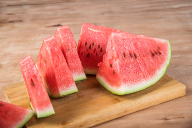 夏日几片红色的西瓜放在木制板上