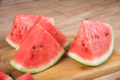 可口的几片西瓜放在木制板上