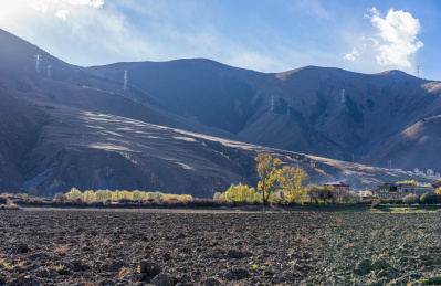 中国四川省康定县新都桥农村耕地秋季风光