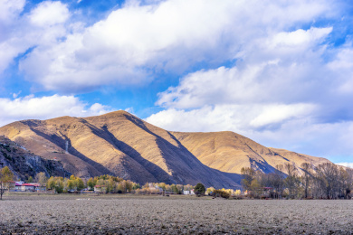 中国四川省康定县新都桥农村耕地秋季风光