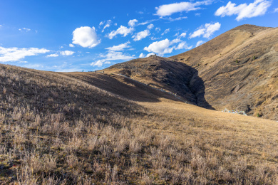 中国四川省康定县新都桥山坡草场秋季风光