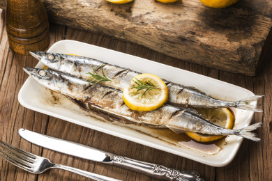 一盘烤熟的秋刀鱼