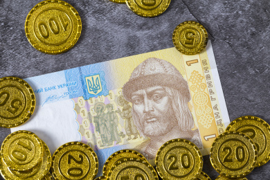 黄金和金币金融题材背景的欧洲乌克兰货币格里夫纳平铺俯拍局部特写