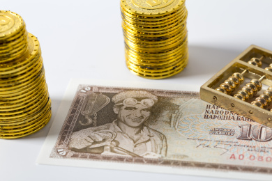 黄金和金币背景的欧洲南斯拉夫货币第纳尔平铺俯拍局部特写