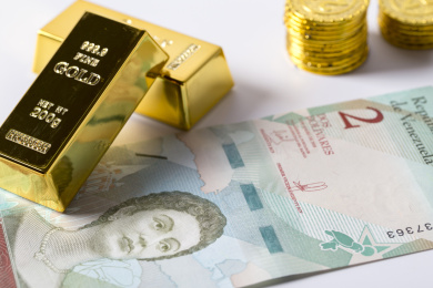 黄金和金币背景的南美洲委内瑞拉货币玻利瓦尔平铺俯拍局部特写
