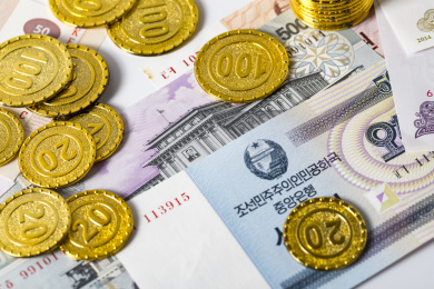 金币与黄金背景的各种外国货币平铺集合俯拍局部特写