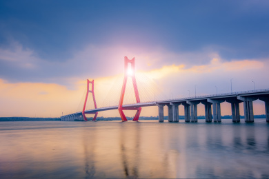 黄昏中的中国山东省临沂市临工大桥景观