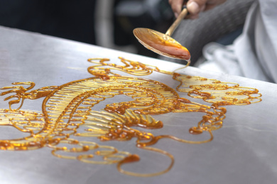 民间传统工艺画糖人利用融化的糖浆勾画各种造型