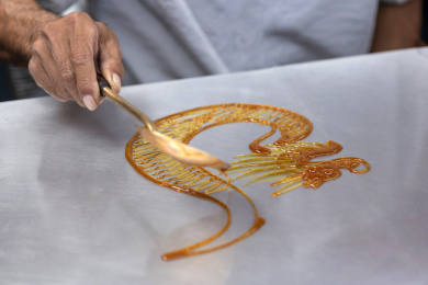 民间传统工艺画糖人利用融化的糖浆勾画各种造型