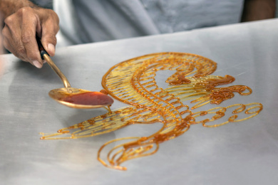 民间传统工艺画糖人利用融化的糖浆勾画各种造型