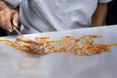 民间传统工艺画糖人利用融化的糖浆勾画各种造型