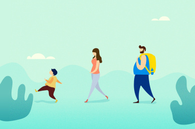 一家三口开心的走在郊外的路上