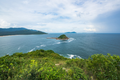 中国深圳大鹏西涌的碧海蓝天风光