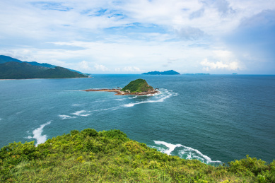 中国深圳大鹏西涌的碧海蓝天风光